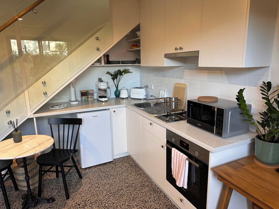 Mini fridge, full oven, gas stove top