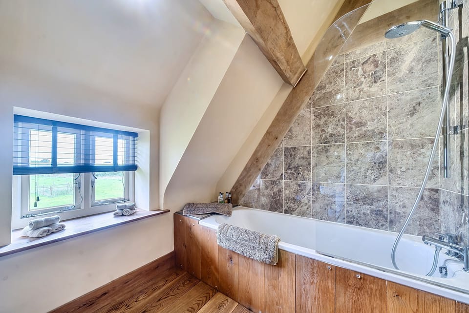 Coach House, Athelhampton, Dorchester: Enjoy a bath or shower in the first-floor family bathroom