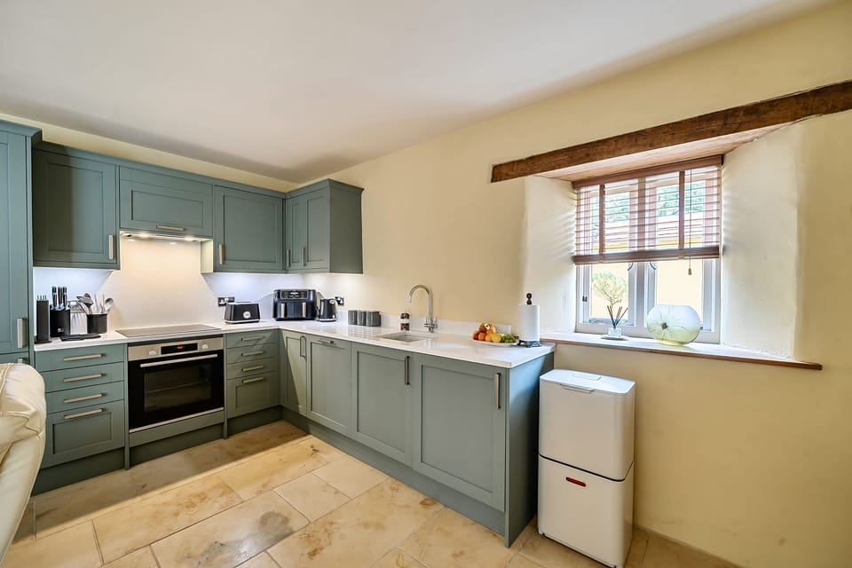 Coach House, Athelhampton, Dorchester: The kitchen has all-electric appliances