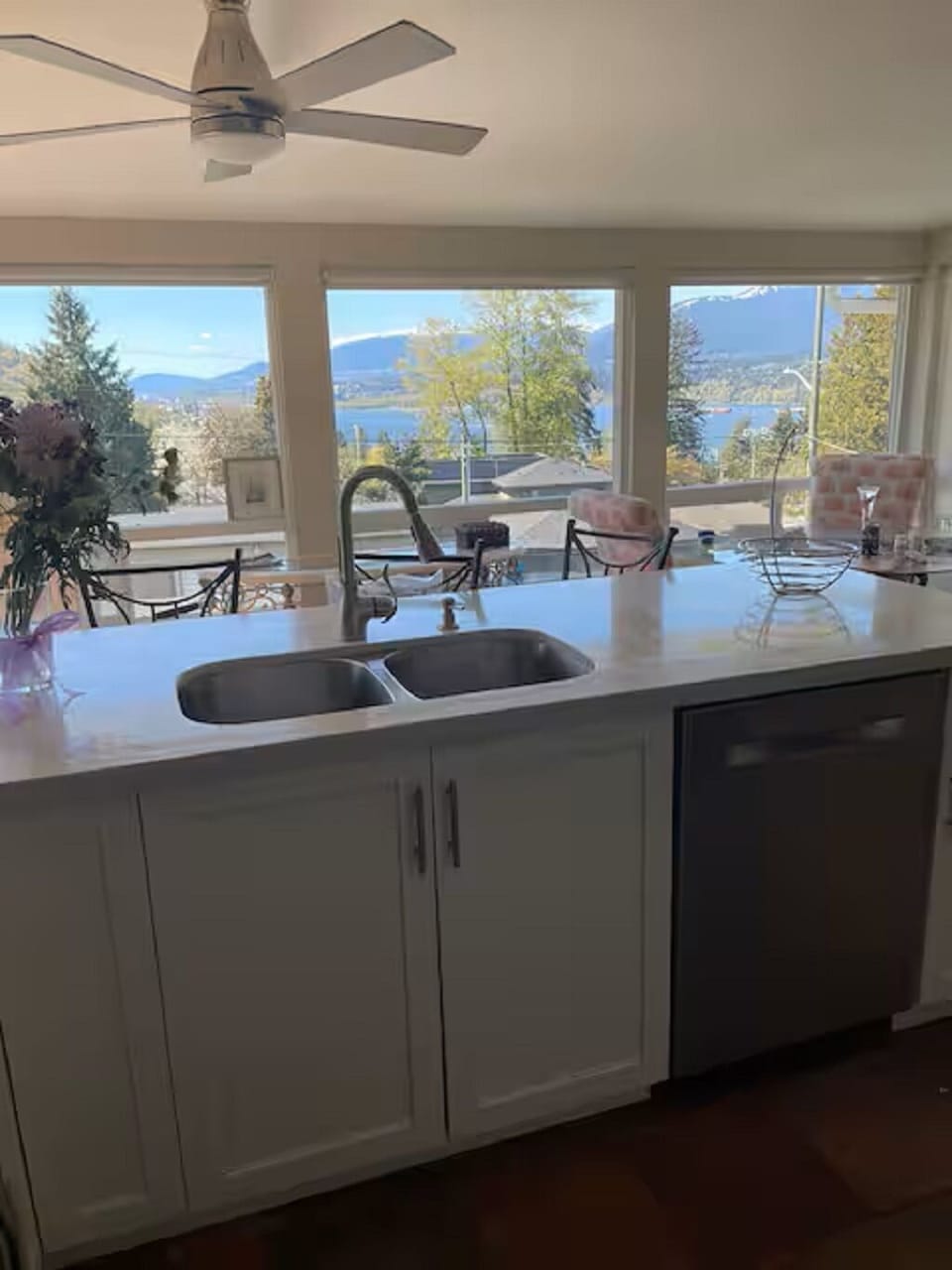 Cook your favorite meal while taking in the view of the ocean!   Breathtaking
