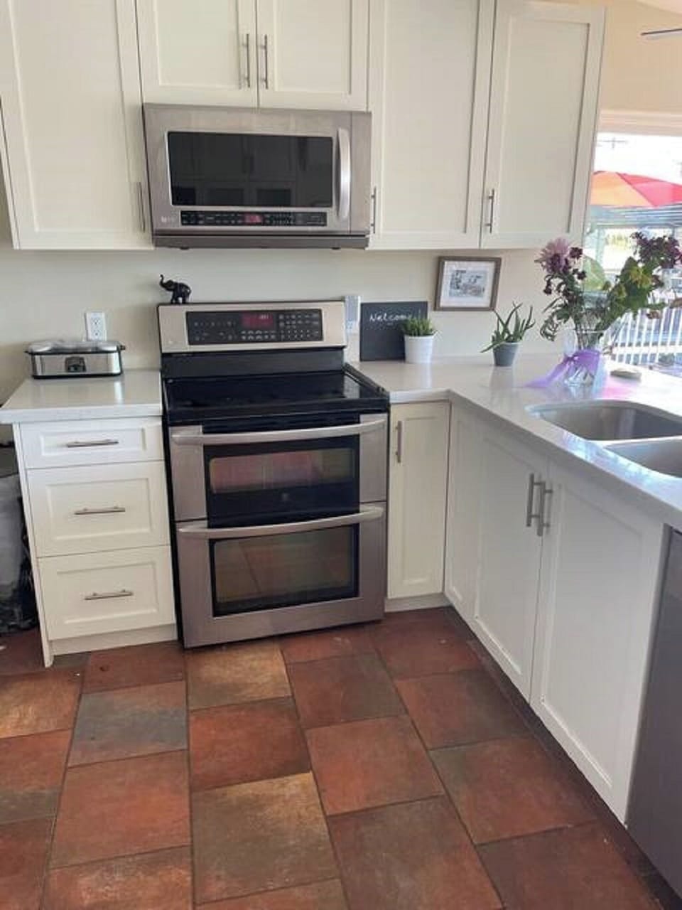 Double Dutch oven and lots of cupboard space