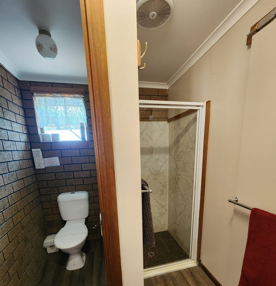 Cosy Nook Flat 4 - Shower cubicle and separate toilet suite