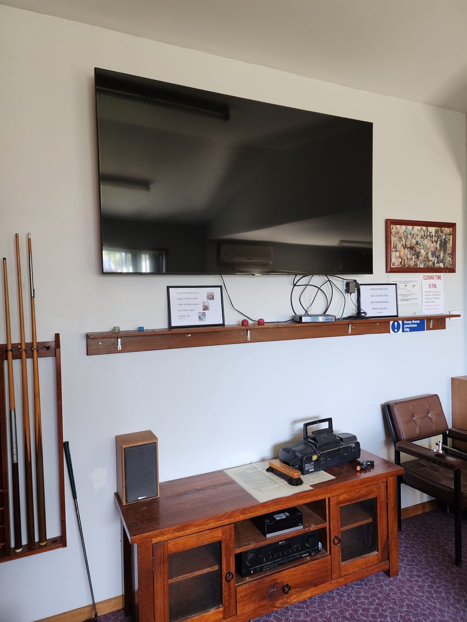 Cosy Nook Games Room - Large screen TV and entertainment hub