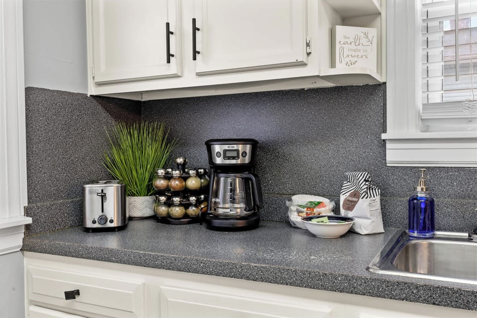 Kitchen: Fully equipped kitchen with all the essentials for cooking and dining in.