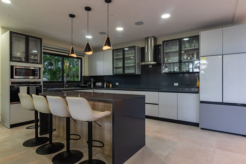 Villa Cheryl: Open kitchen with modern appliances and island
