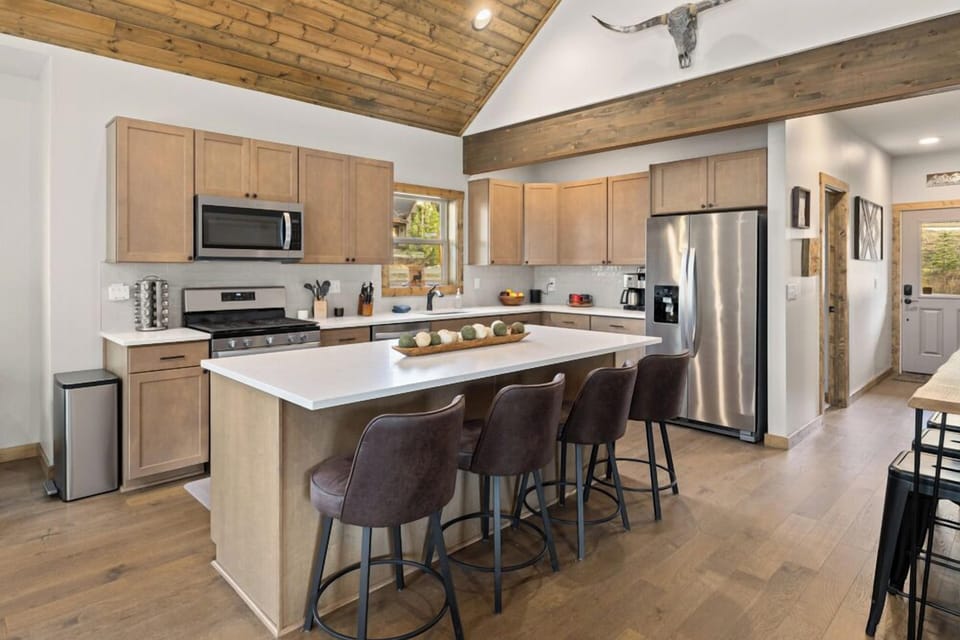 Open kitchen — gas cooktop, KitchenAid appliances & island seating