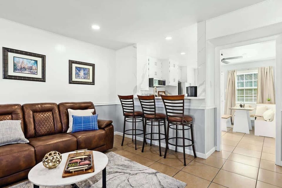 Living Room: Stylish seating and contemporary décor make this living area perfect for relaxing or entertaining in Temple TX.