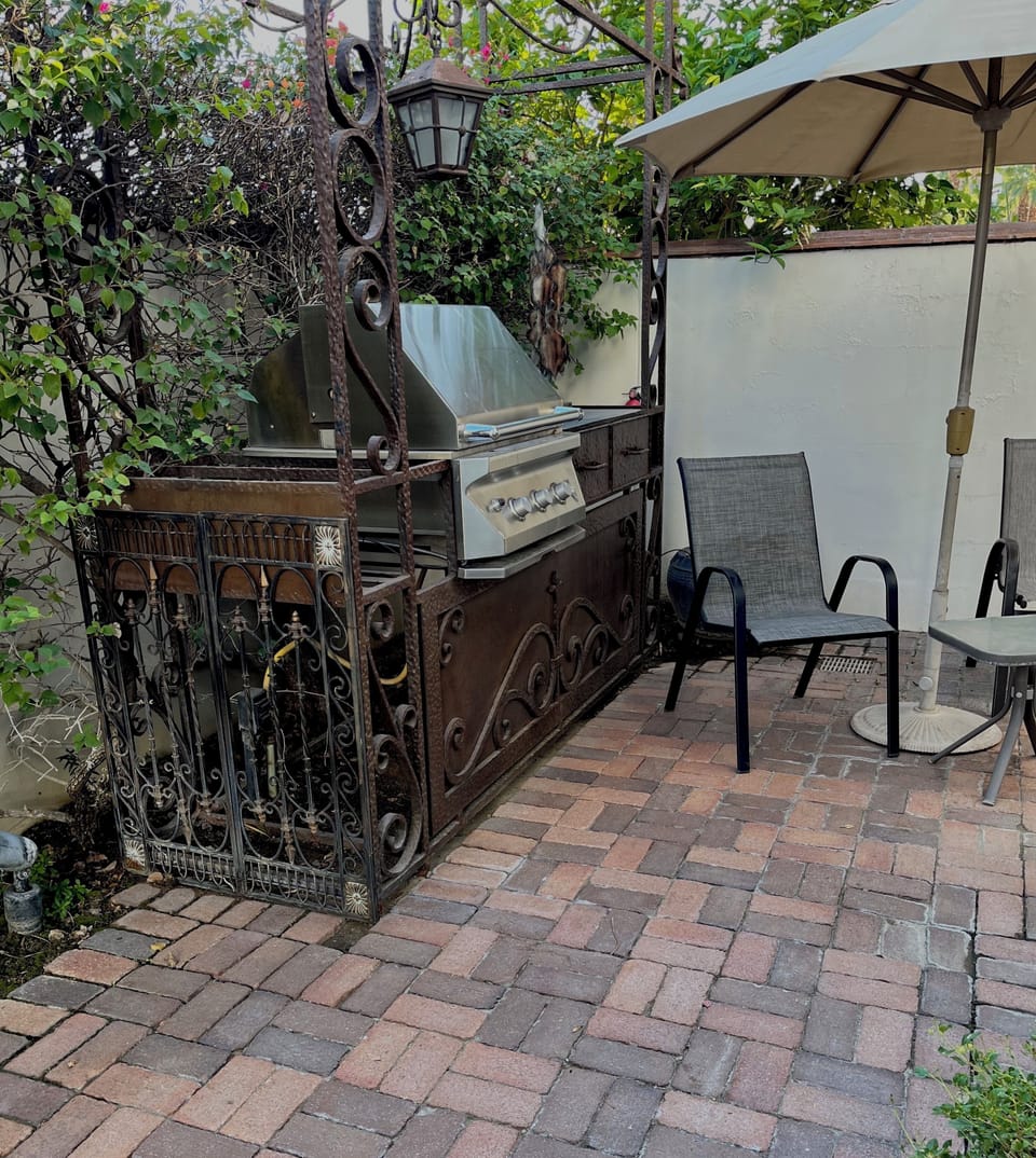 Outdoor barbecue unit