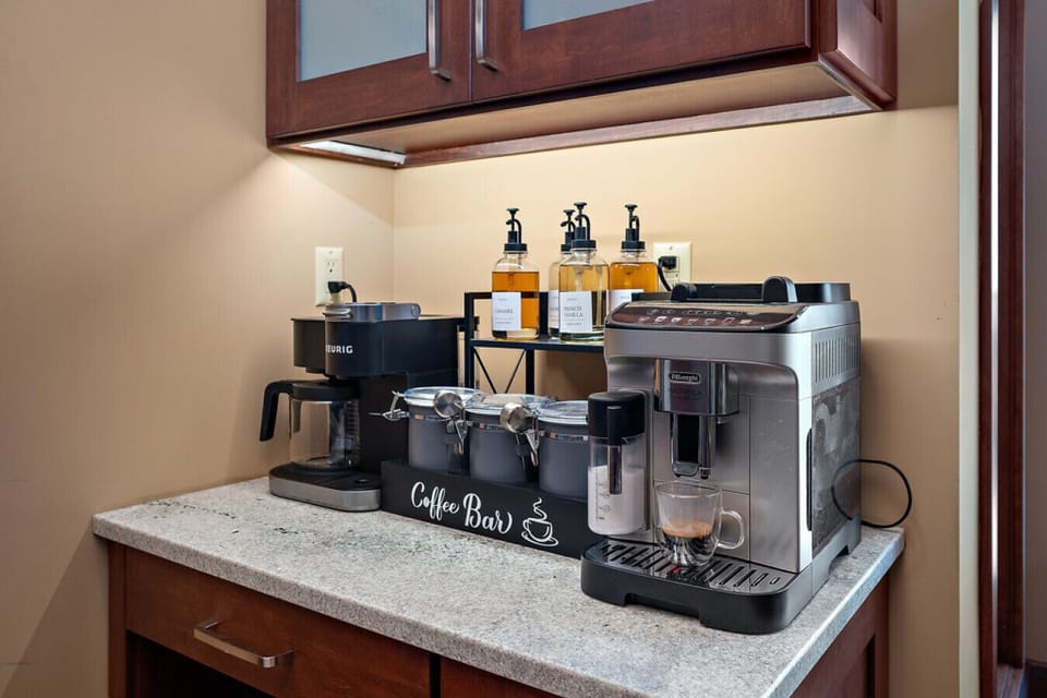 Coffee & Espresso Bar ☕✨ Start your mornings with a barista-style coffee, complete with syrups, espresso, and endless Hudson Valley views.