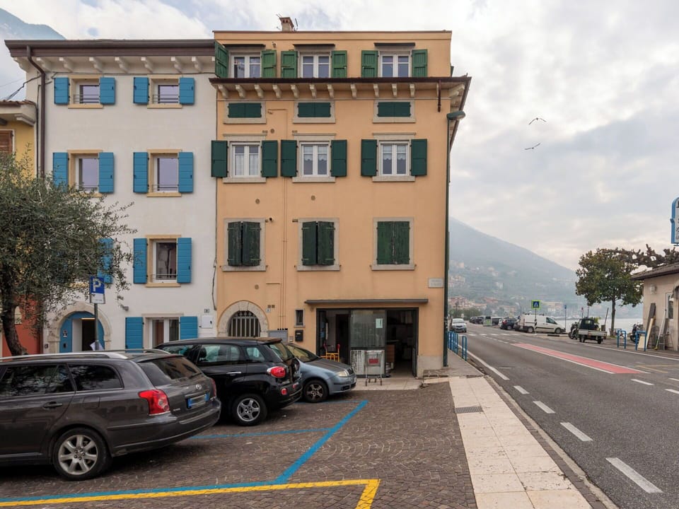 Building, Window, Town, Neighbourhood, Residential Area, Apartment, Human Settlement, Family Car