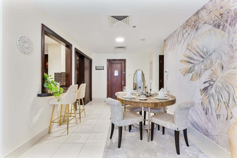 Cozy dining area with a round table and comfortable seating for up to four guests.