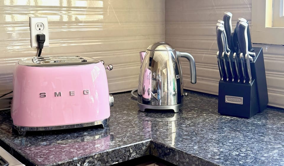 Full Kitchen | 4 slice toaster and electric kettle