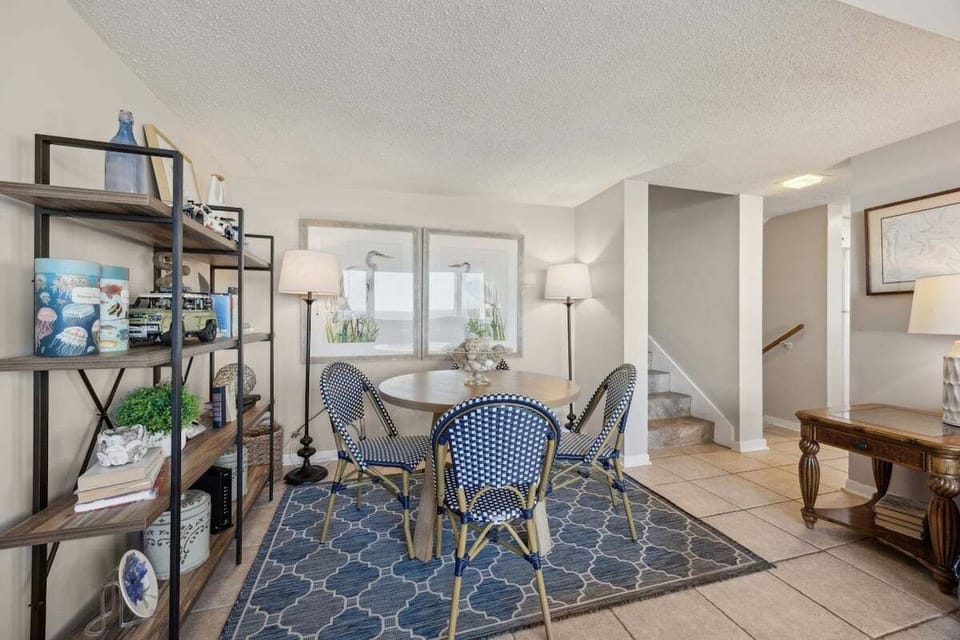 Charming cafe-style Nook perfect for coffee, conversation or games