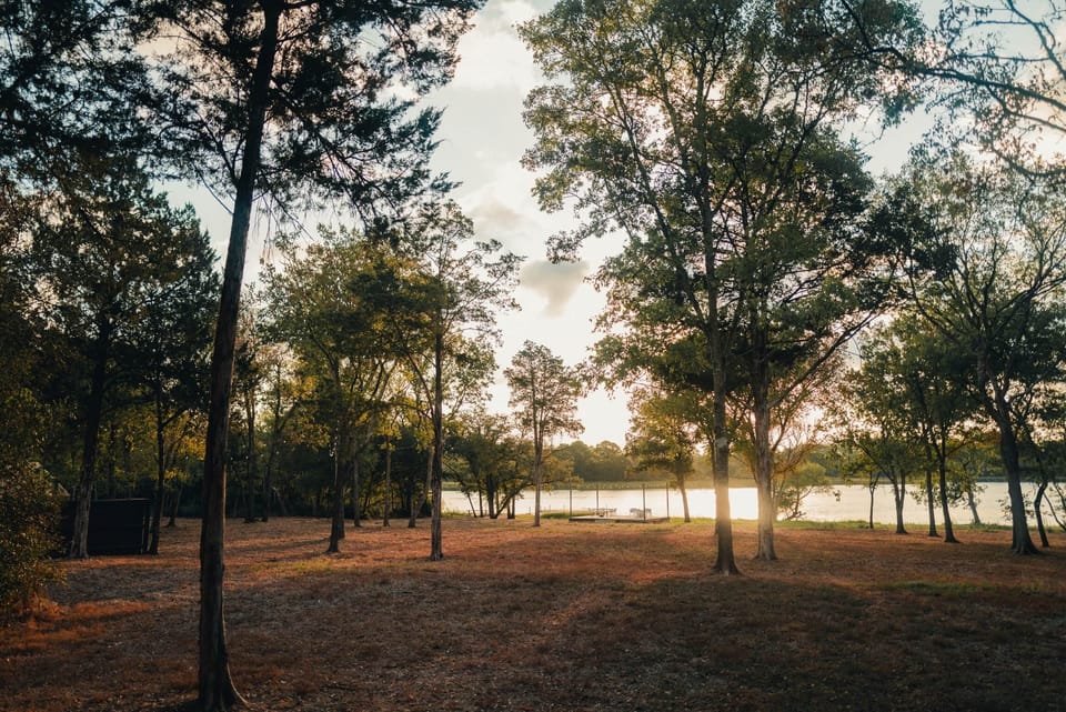 Lakefront Glamping Cabin Near Austin