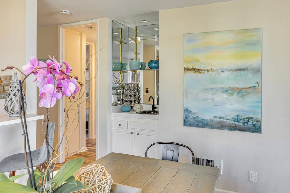 Dining Area | Wet Bar