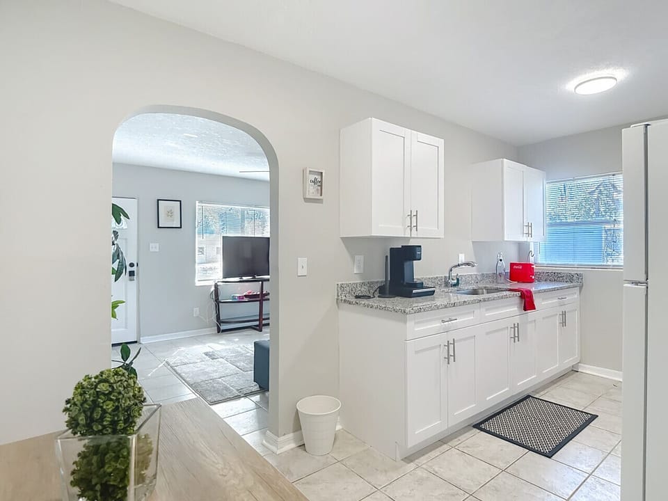 Updated, eat in kitchen