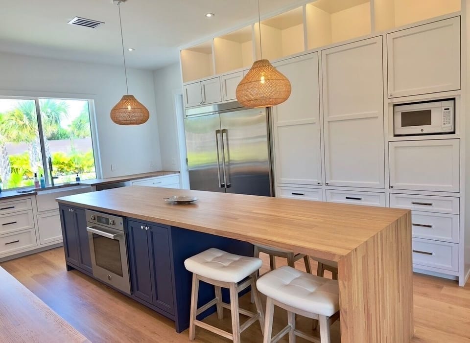 Kitchen with Island Barstool Seating