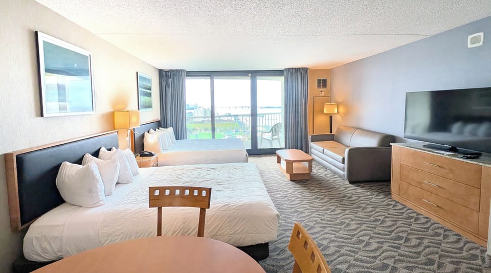 Cozy Stay with 2 Queen Beds, Sofa Bed & Balcony Views plus a 55" TV!