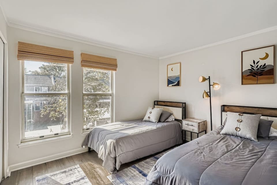 2nd bedroom with 2 twin beds