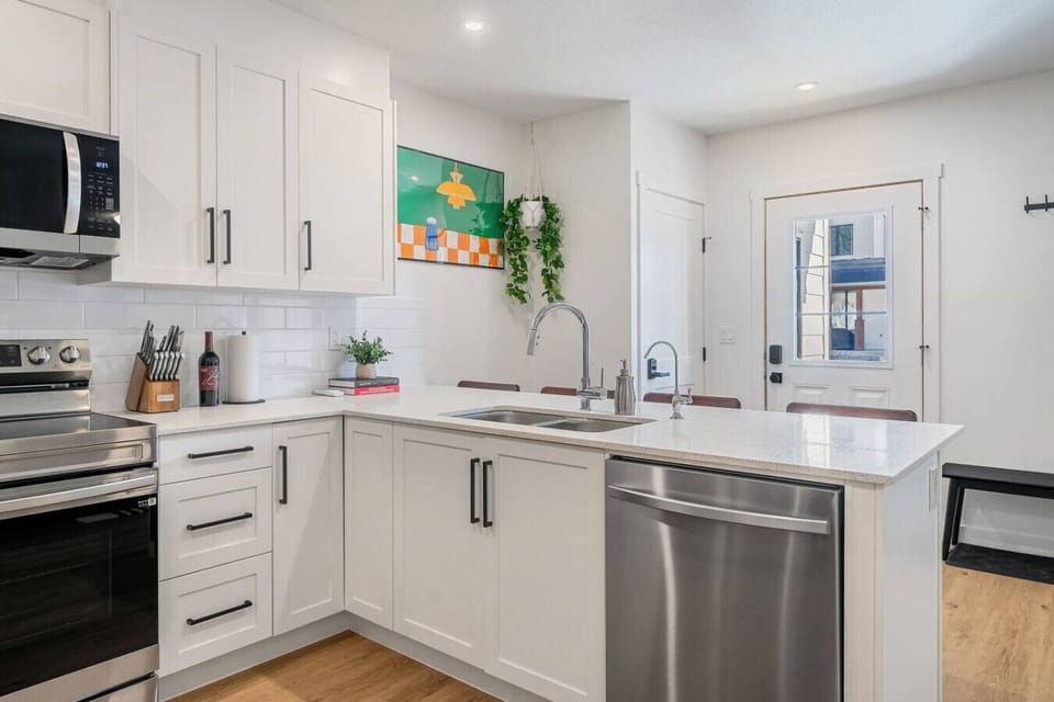 Full kitchen with a drip coffee maker, blender, crockpot and kid`s plates & utensils. Plenty of seating for 4 at the island.