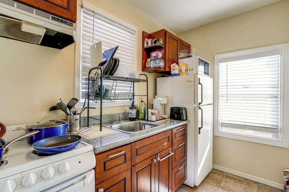 Kitchen | Keurig Coffee Maker | Toaster | Cooking Basics