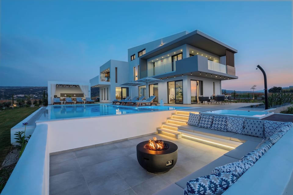 Luxury villa with infinity pool and hot tub