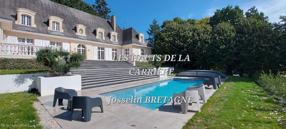 la piscine et ses abords 
Transats à venir !