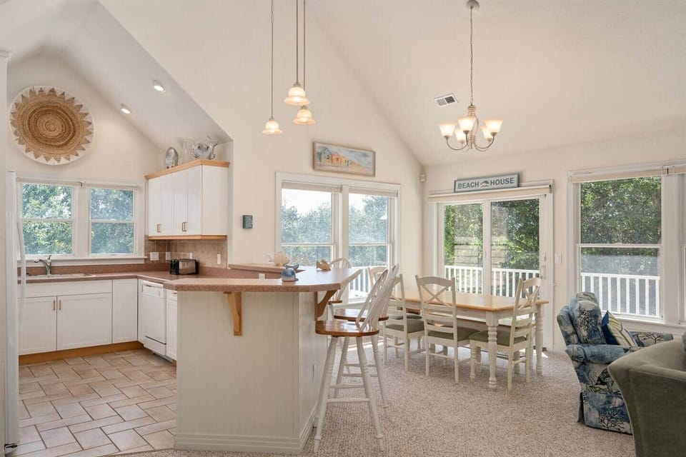 U shaped kitchen fully stocked!