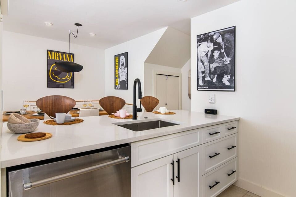 Well-stocked, functional kitchen with all you need for easy meals and après feasts.