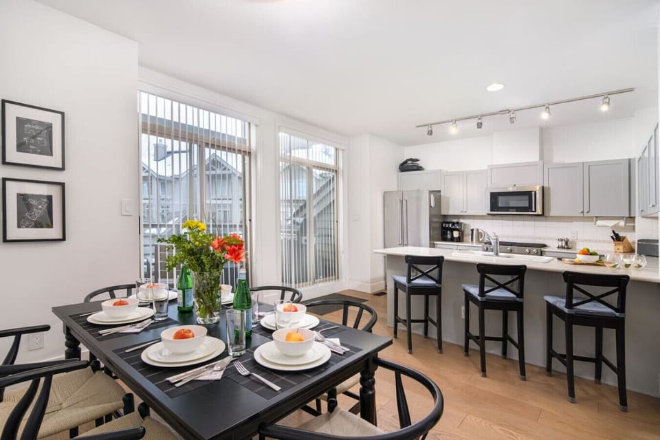 Dining for 6 plus 3 bar stools for extra seating.