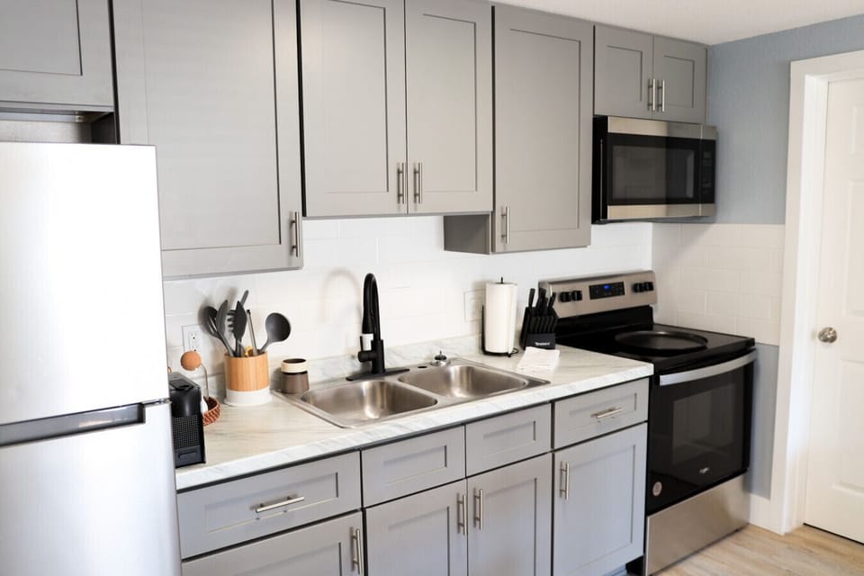 Fully stocked kitchen featuring stainless appliances and modern finishes.