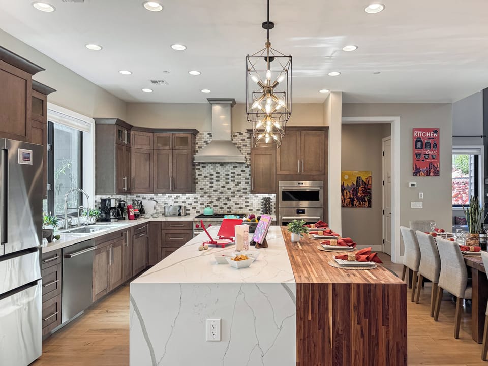This fully stocked kitchen comes with stainless steel appliances…