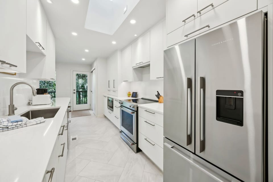 Brand new kitchen - upgraded appliances!