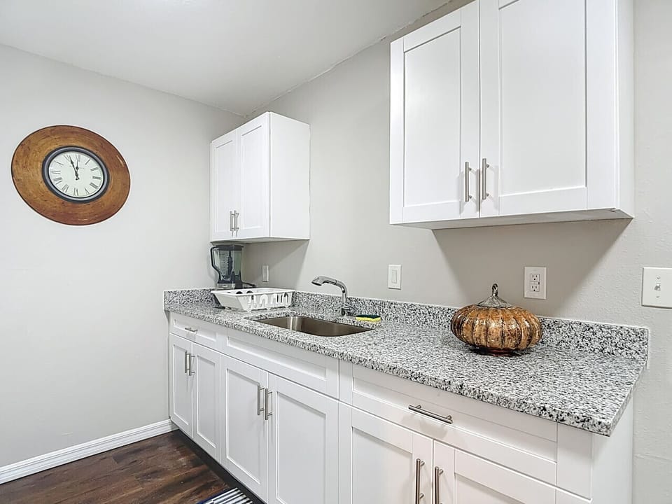 Updated & stocked kitchen