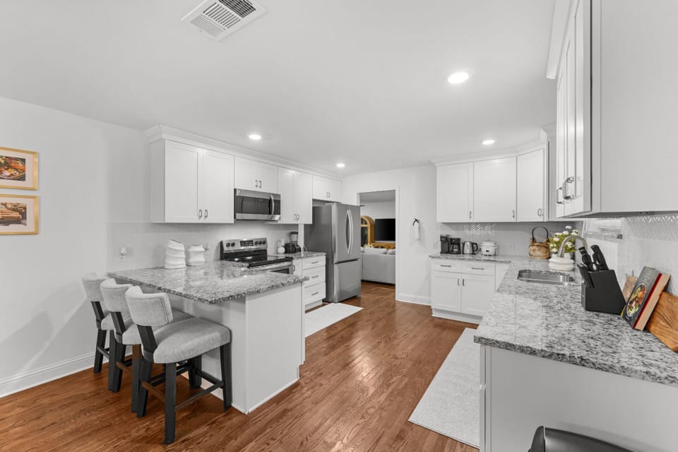 Bright open-concept kitchen with oversized granite counters, stainless steel appliances, and seating for casual meals or work-from-home stays. Conveniently located near NorthPark Center, Love Field Airport, and some of Dallas’ best local dining spots.