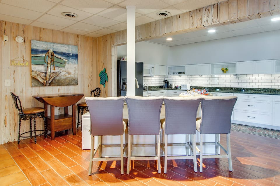 Dining Table | Dishware/Flatware