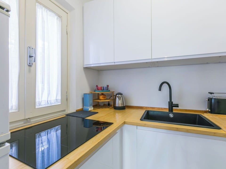 Kitchen Appliance, Kitchen, Countertop, Major Appliance, Kitchen Sink, Cabinetry, Flooring, Interior Design, Wood, Home Appliance