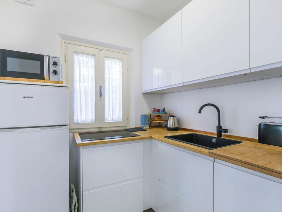 Kitchen Appliance, Kitchen, Countertop, Major Appliance, Cabinetry, Wood, Home Appliance, Flooring, Interior Design, Kitchen Stove
