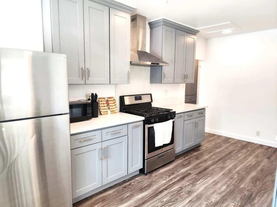 From breakfast to dinner, this kitchen has everything you need for a comfortable stay.
