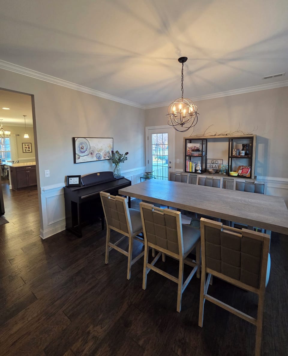 Additional seating for 6 in the dining room.