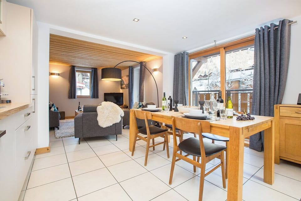 Spacious Dining for 4-6 people