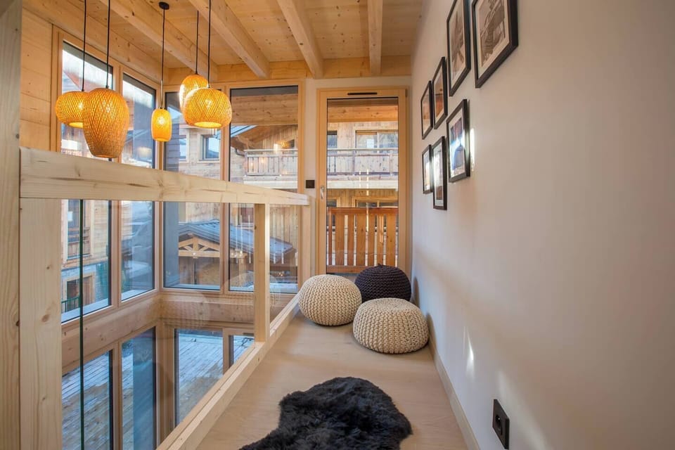Landing over dining area