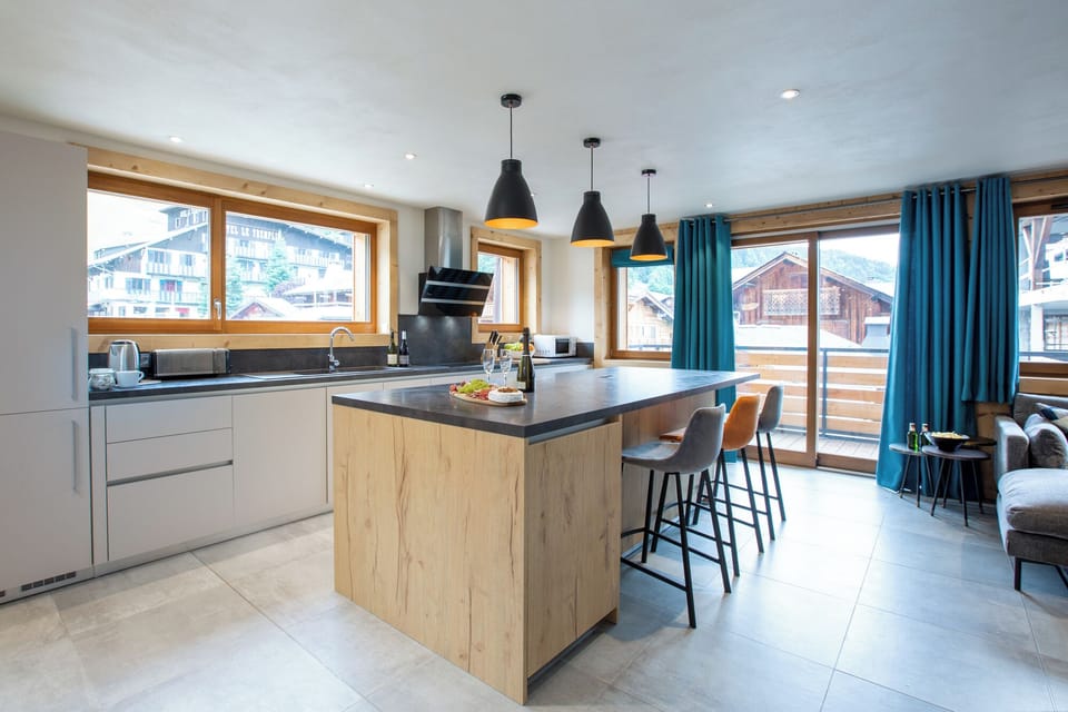 Huge Kitchen & Prep Space