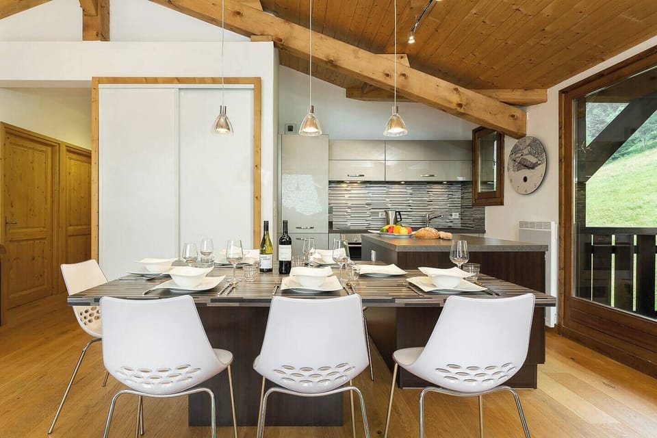 • Dining table for up to 8 guests •
