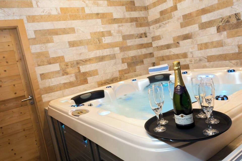 Private Luxury Jacuzzi Space with sliding windows with views to the mountains. 