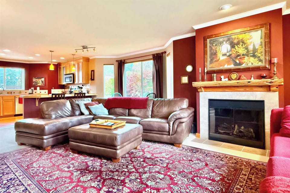 Super Comfy open living/dining/kitchen space