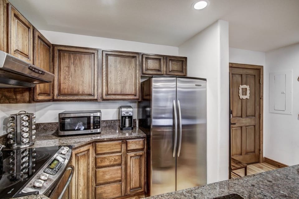 Earthy textures and modern touches come together in this inviting kitchen, where you can prepare a cozy breakfast before heading out to the trails.