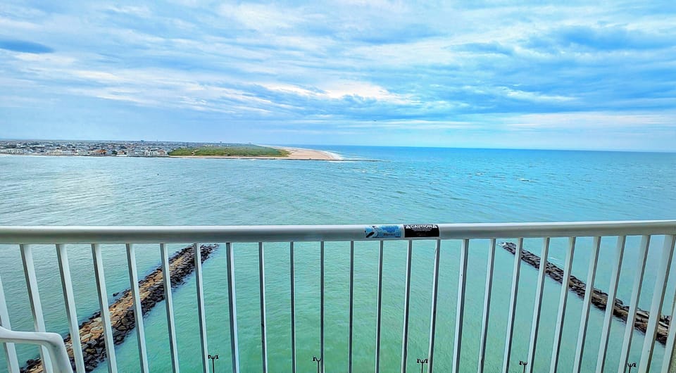 Private balcony just for you to anwind above the bay with endless horizon views!
