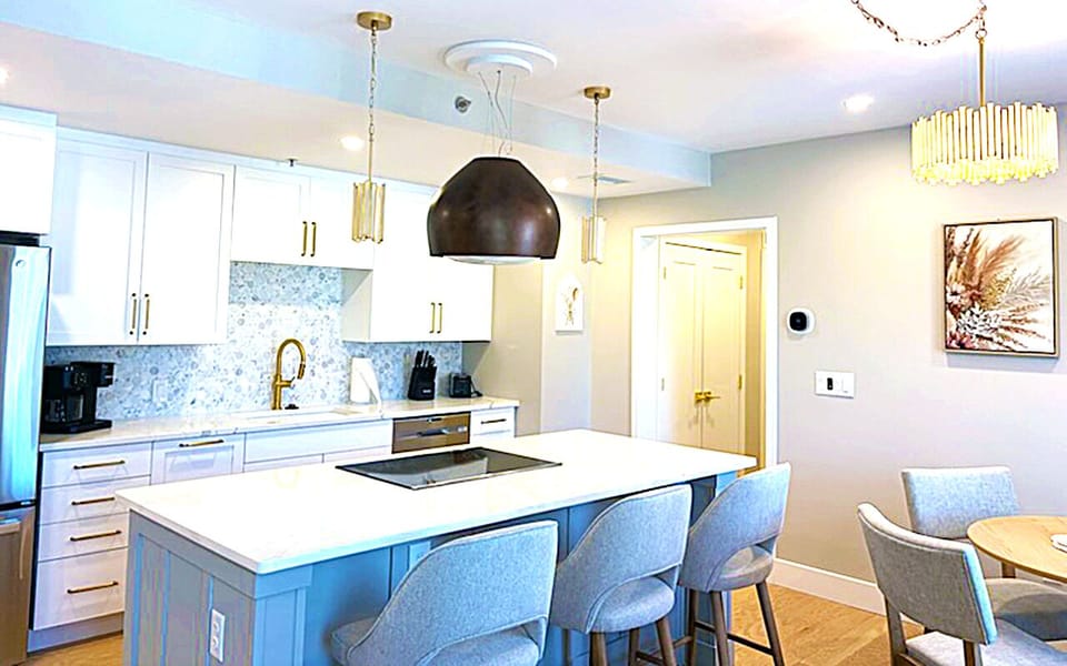 Full kitchen - counter for 3 guests