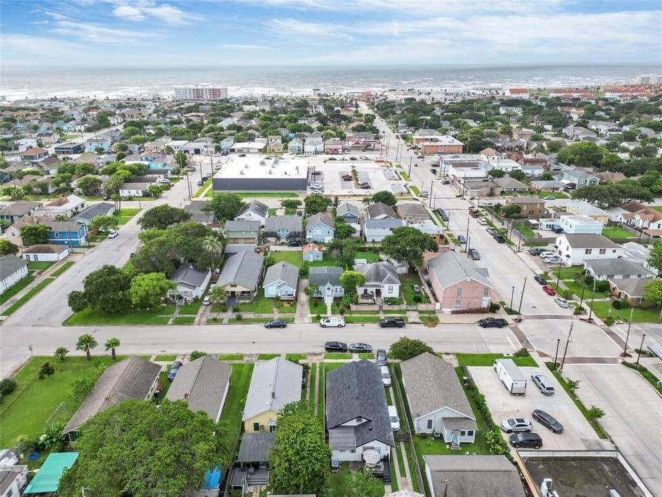 Ideal island spot! Close to Seawall, dining, and all Galveston offers